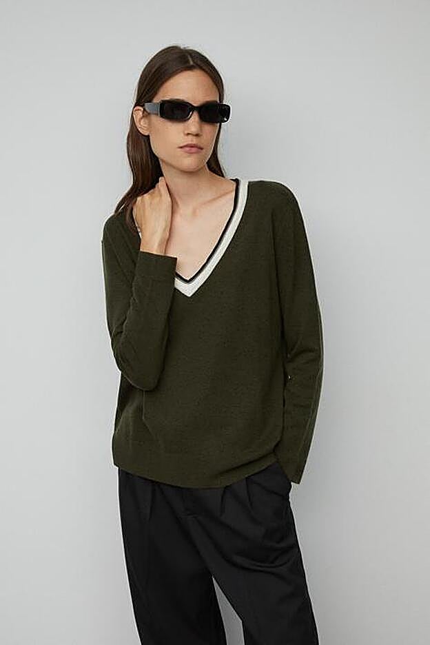 El verde botella es un color estupendo para combinar con el denim.