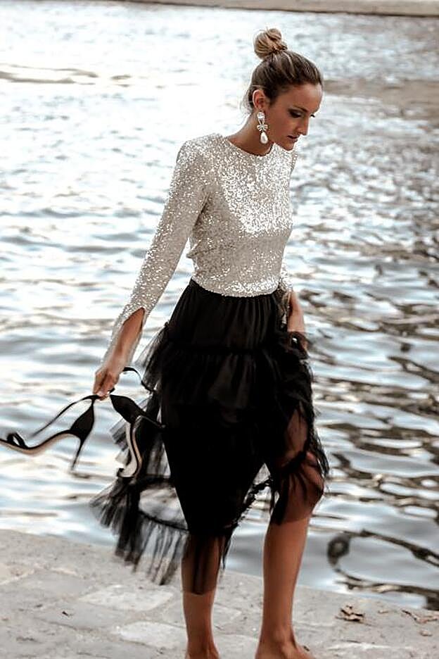 El top de lentejuelas de Mery Turiel es perfecto para combinarlo con una falda negra.