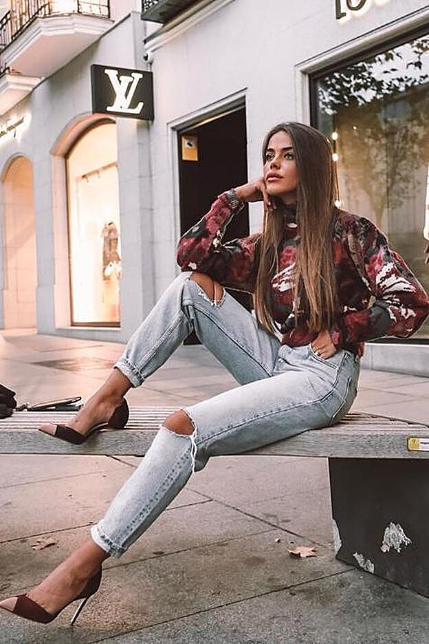 El look de Violeta Mangriñan con los jeans mom fit de Zara.