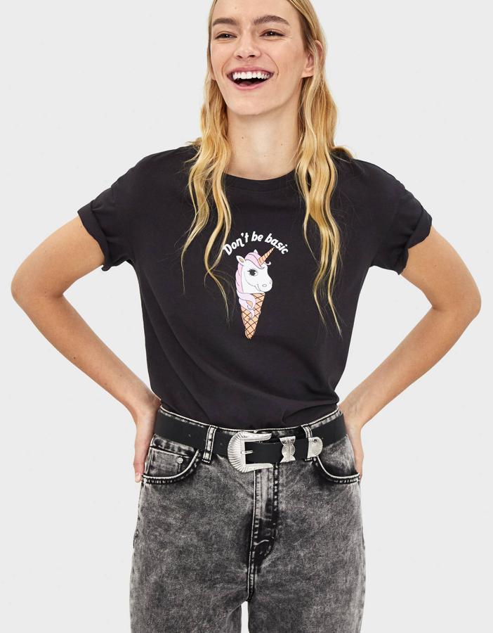 Agotada en las tallas M y L, esta simpática camiseta de mangas vueltas tiene a un unicornio-cono como centro de atención. Ideal para las aficionadas a las americanas.