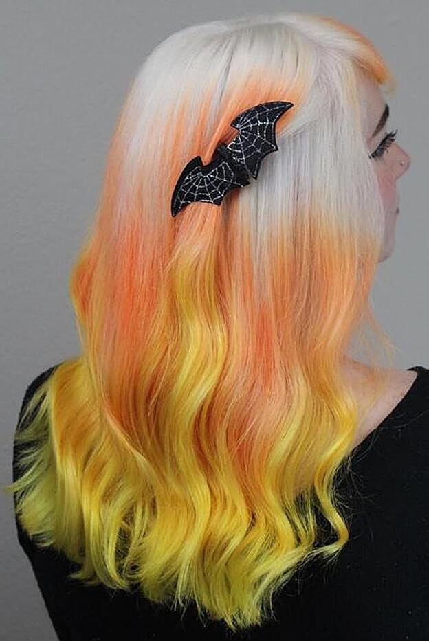 Con pasador a juego con la cita.