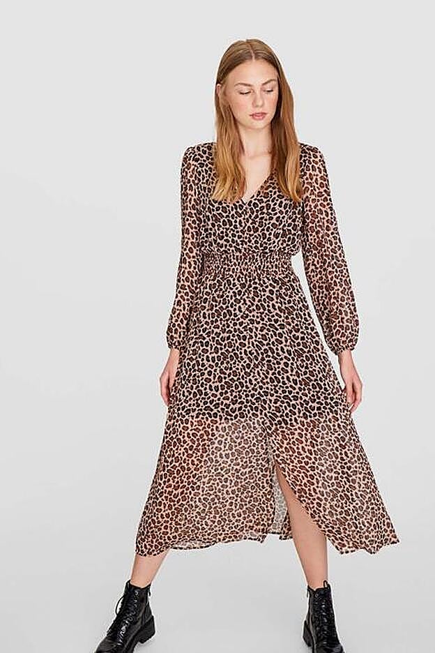 Vestido vaporoso con forro de Stradivarius.