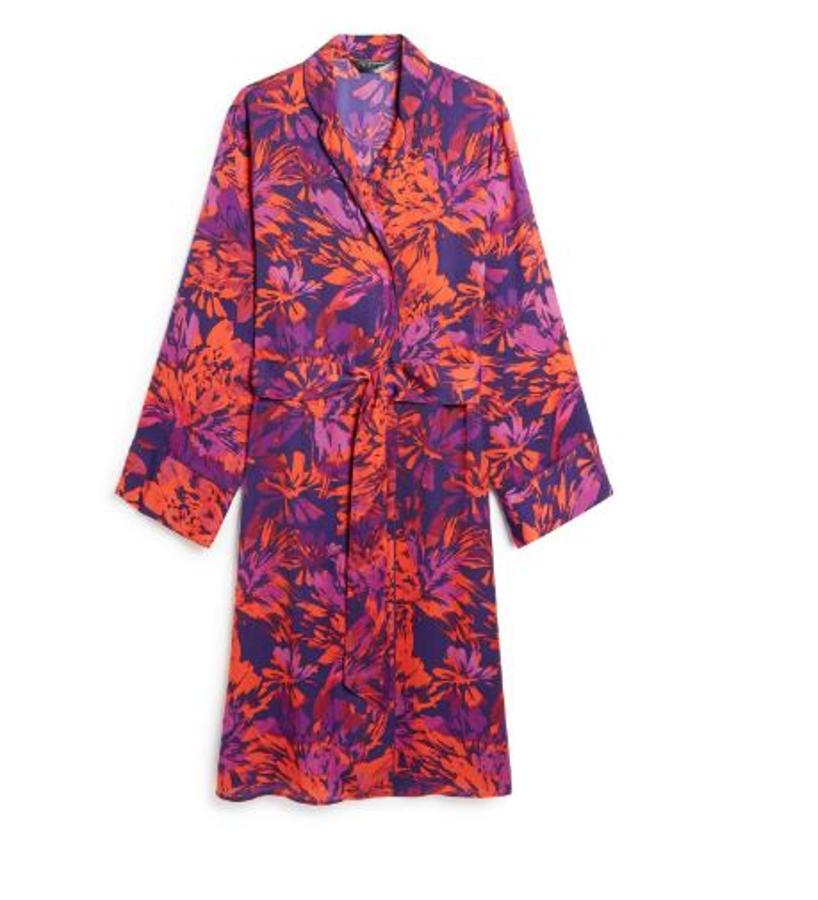 Batín de raso con cinturón a juego, con estampado de flores en tonos naranjas y lilas, cuesta 14 euros.