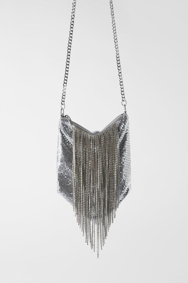 Bolso de strass con flecos de brillantes de Zara (29,95 euros).