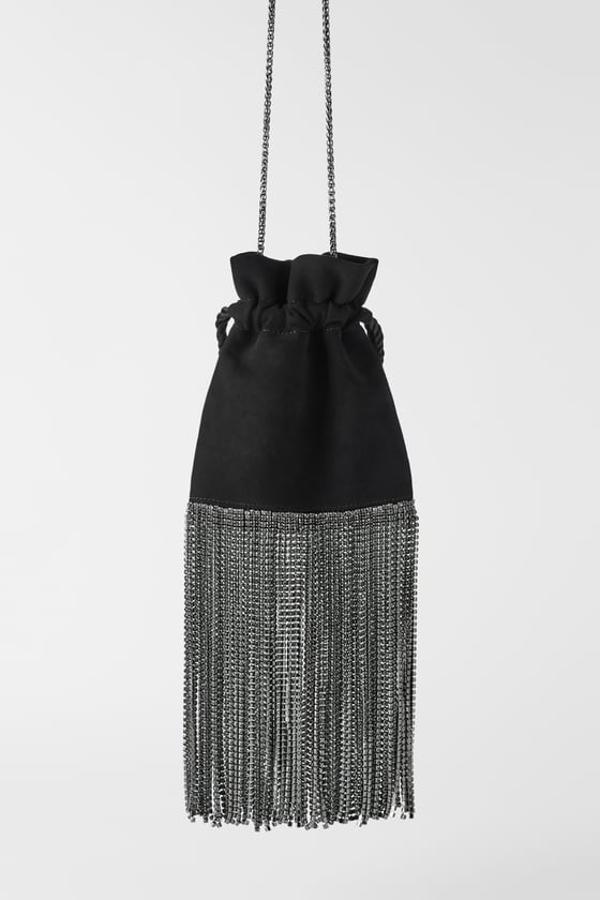 Bolso negro con flecos de pedrería de Zara (59,95 euros).