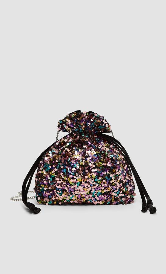 Bolso saco con lentejuelas de colores de Stradivarius (12,99 euros).