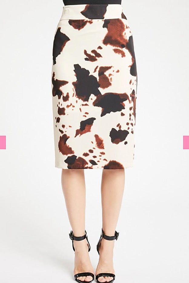 Esta es la falda midi de tubo que ha llevado Lara Álvarez en un estilismo de 10. Es de la firma Denny Rose.