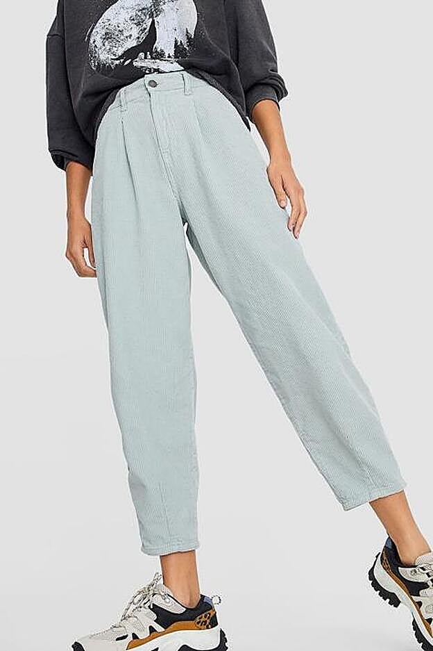 Los pantalones slouchy de pana de Stradivarius también los hay disponibles en aguamarina.