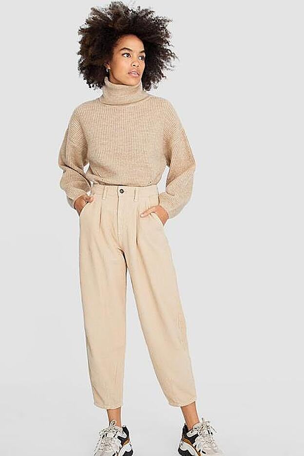 Stradivarius ha sacado el pantalón slouchy de pana.