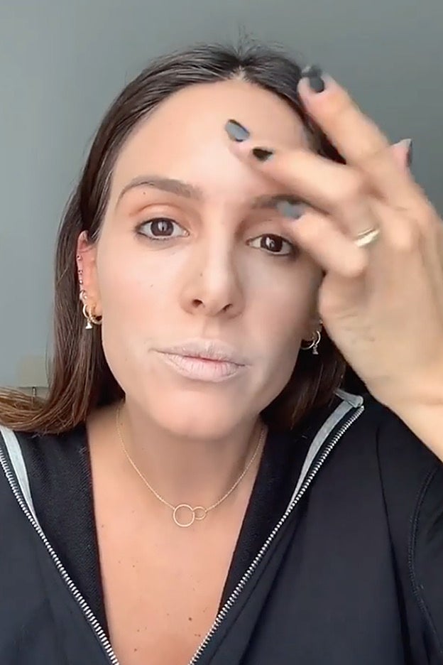 El primer paso en el maquillaje de Halloween de Rocío Osorno es conseguir un tono de piel blanquecino.