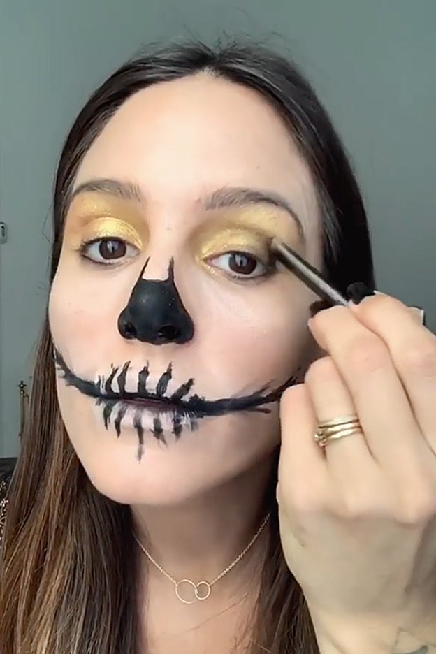 El maquillaje de ojos no tiene nada de sobrenatural: es de lo más convencional.