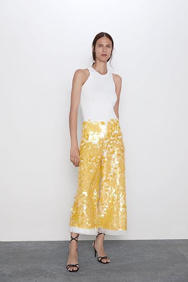 Más vistosos pero menos combinables, los pantalones de lentejuelas amarillas.