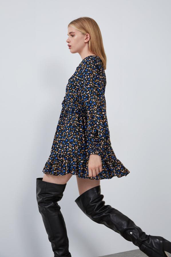 Estampado floral para este vestido negro en el que conviven flores amarillas, azules y rosas. Tiene las mangas abullonadas y volantes en el escote, la cintura y el bajo. Es de Zara y cuesta 15,99 euros.