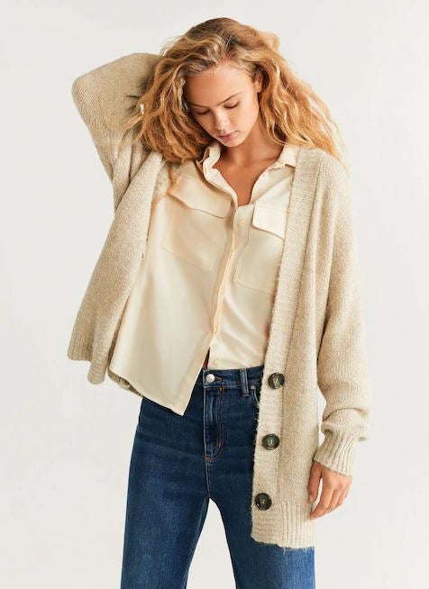 Cárdigan largo en tono beige con botones inferiores de Mango. (39,99 euros).
