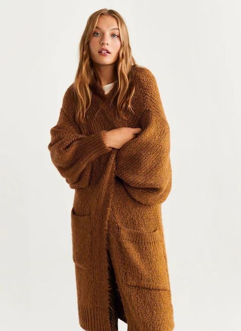 Combate el frío con mucho estilo con este cárdigan XXL en tono marrón de Mango. (45,99 euros).