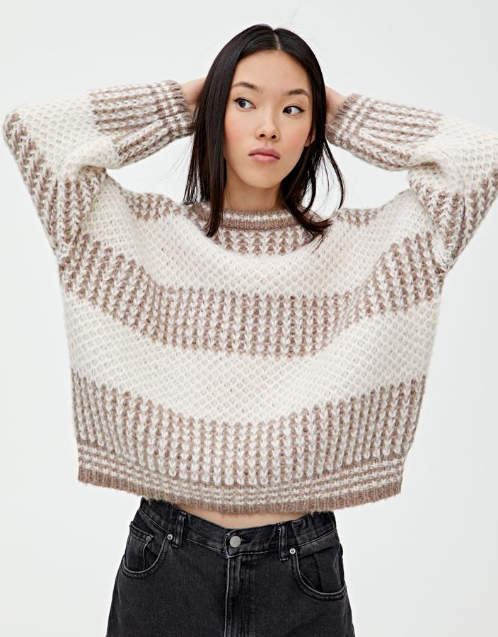 En Pull&Bear hemos encontrado otro clon aún más barato del jersey de Tamara Falcó, con las rayas en cámel y blanco.  Su precio: 25.99 euros .