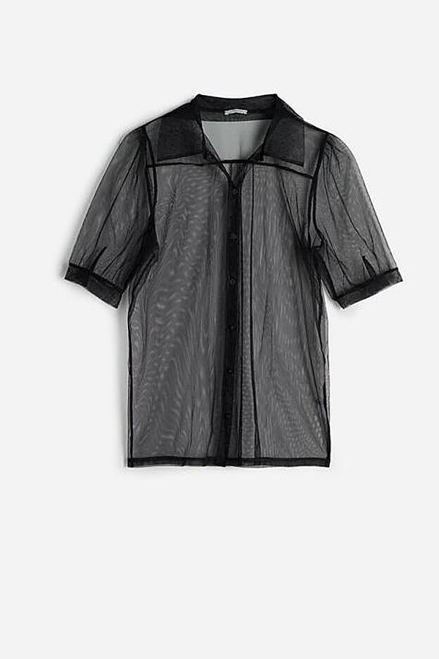 La camisa transparente que María Fernández-Rubíes lleva sobre un sujetador con flecos.