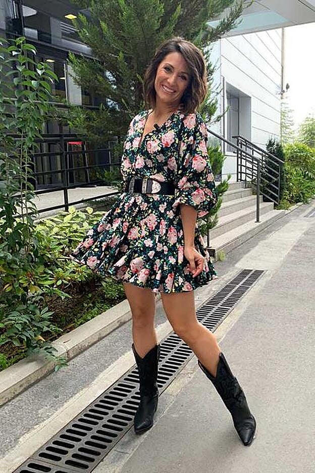 Nagore Robles con un vestido de flores de Uterqüe y botas cowboy.