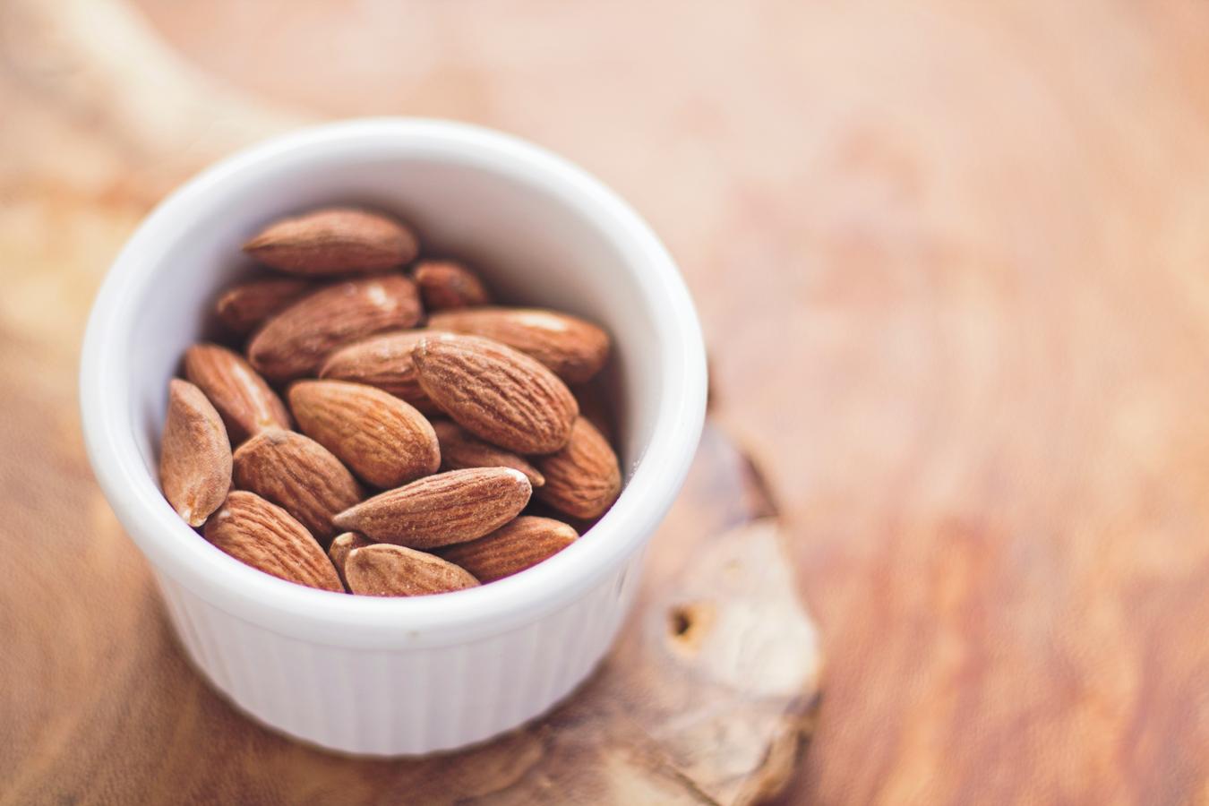 Las almendras son una fuente de proteína, además de ser el snack perfecto. Además, los frutos secos contiene grasas esenciales, por lo que es recomendables introducirlos en tu dieta del día a día. Por 100 gramos contiene 25 gramos de proteínas.