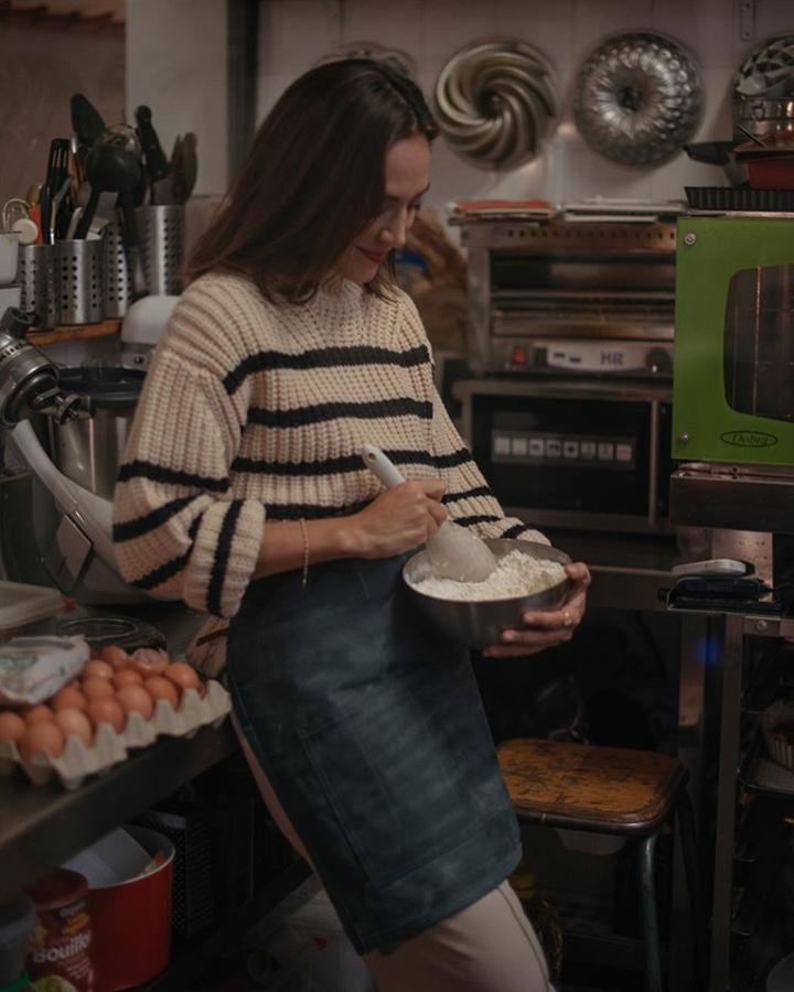 Aunque no es raro ver a Tamara Falcó con prendas low cost como  este vestido ideal de Mango  o  estos pantalones de H&M , esta vez la concursante de 'Masterchef Celebrity 4' ha apostado por una prenda algo más cara pero que nos ha robado el corazón: un jersey súper calentito de esos que no te quitas en todo el invierno de Essentiel Antwerp.