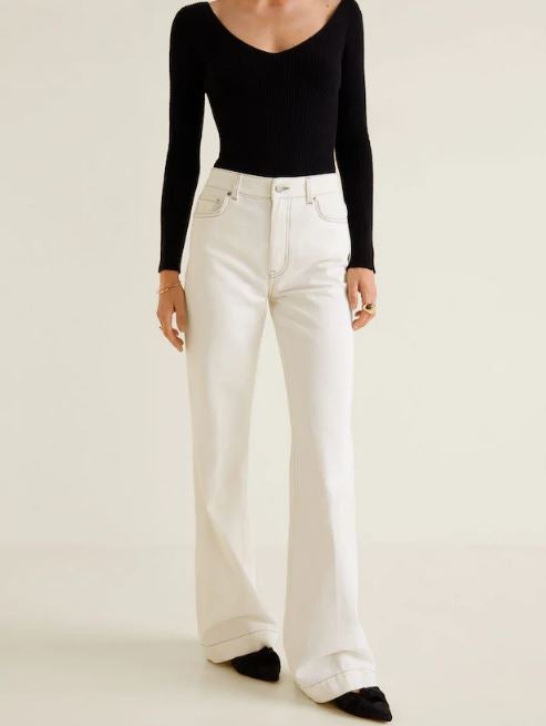 Jeans flare con costuras en tono blanco. (9,99 euros).