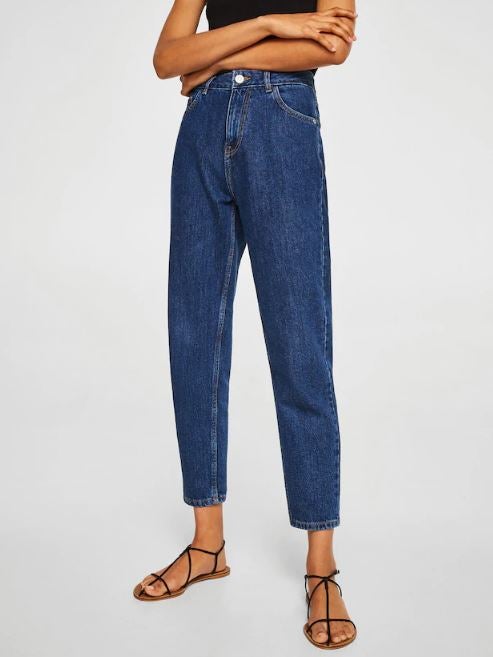 ¡Un clásico! Jean mom fit, el básico atemporal perfecto para cualquier look. (19,99 euros).