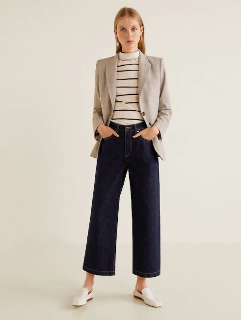 Jeans culotte en tono denim oscuro. Ideales para ir a la oficina este otoño (19,99 euros).