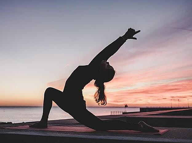 Pincha en la foto para descubrir los beneficios que tiene el yoga para tu salud.