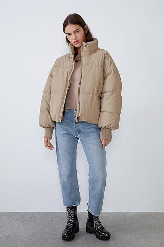 Cazadora oversize acolchada de Zara en tono beige. (49,95 euros).