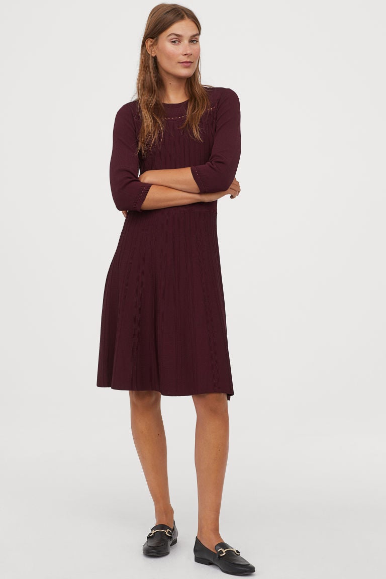 Estamos seguras que la reina Letizia caería rendida a este vestido de punto calado con el cuerpo ajustado y falda de vuelo en tono burdeos. (59,99 euros).