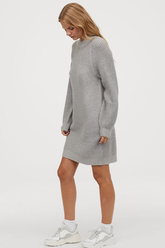 Nos encanta este look de vestido de punto grueso (39,99 euros) más chunky sneakers.