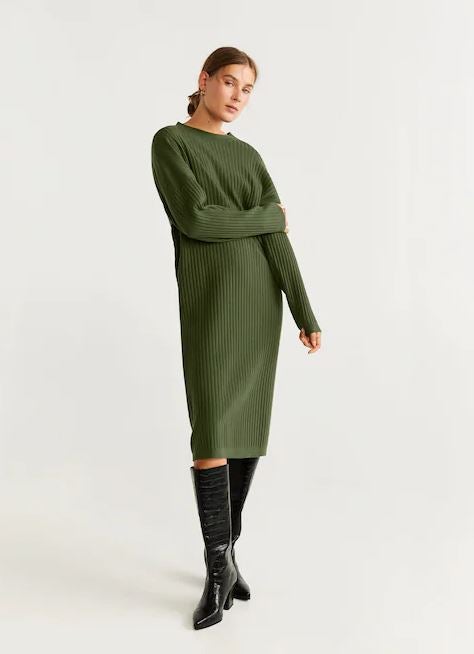Vestido de canalé en tono verde militar. ¿No queda ideal con botas negras? ¡Lookazo! (39,99 euros).