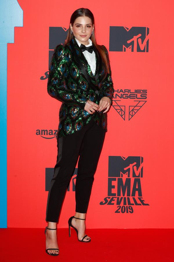 Andrea Duro deslumbró en la alfombra roja de los EMA con un traje tipo esmoquin de estilo masculino de Giuseppe di Morabito con blazer de lentejuelas y pajarita.