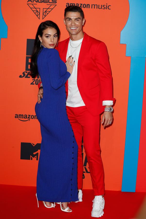 Georgina Rodríguez asistió al evento como una de las encargadas de entregar un premio. Llevó un vestido azul largo de canalé y botones negros de Jacquemus y fue acompañada de su pareja Cristiano Ronaldo que escogió un traje rojo.