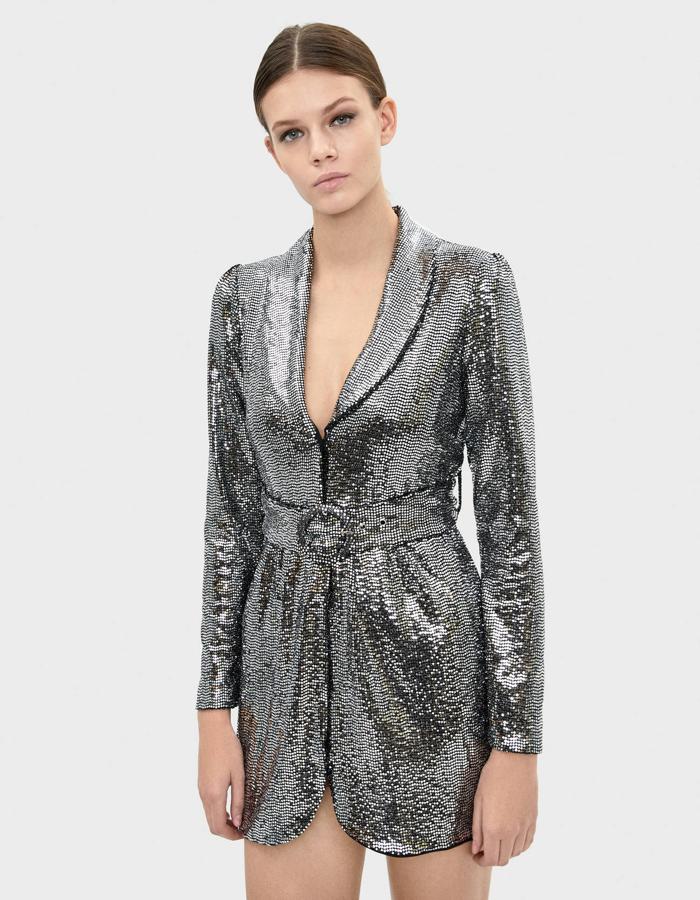 Te encanta la moda de blazer-vestido y Bershka te lo ha puesto fácil con esta prenda que cumple exactamente eso, las dos funciones. La puedes llevar así o deasbrochada con un pantalón de vestir debajo (39,99 euros).