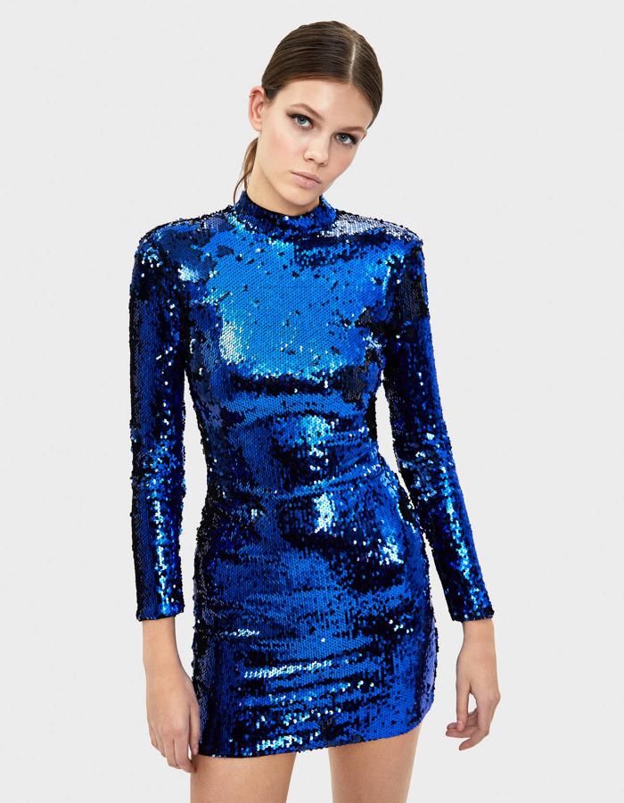 Si eres friolera pero no quieres renunciar a un vestido sexy, este es el tuyo. Nos encanta su color azul brillante y lo mejor es que tiene manga larga y el cuello ligeramente subido (35,99 euros).