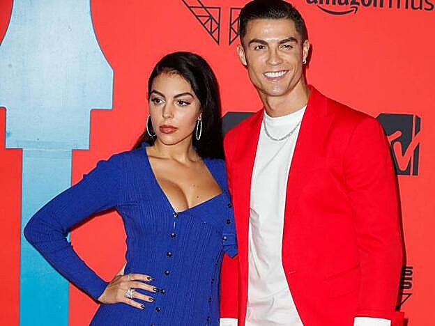Georgina Rodríguez y Cristiano Ronaldo posan en el 'photocall' de los Premios MTV, donde tuvieron un par de encontronazos.
