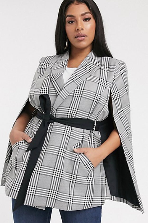 Americana estilo capa de cuadros de River Island Plus, en Asos.