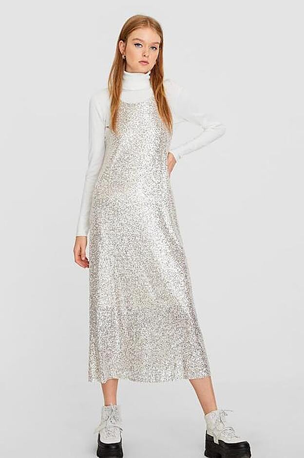 Este es el vestido midi que podría ser de alfombra roja de Stradivarius.