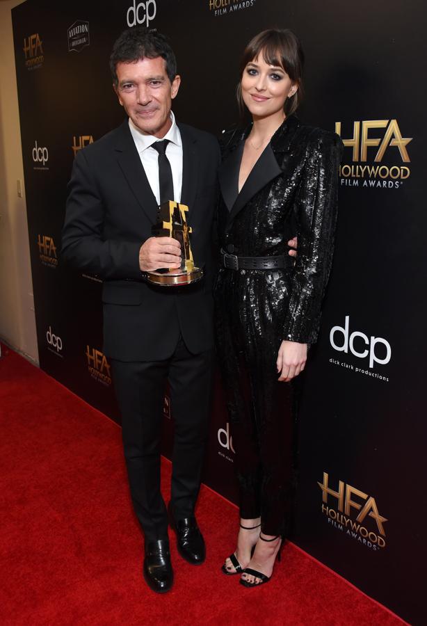 Dakota Johnson, que entregó uno de los premios a su ex padrastro, Antonio Banderas, lució uno de los mejores looks de la noche, un traje con blazer de lentejuelas de Saint Laurent que demuestra que se puede ser la más elegante de la fiesta con pantalones.