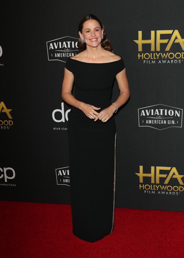 Jennifer Garner apostó sobre seguro con este sencillo, pero elegante vestido negro con escote barco y detalle joya de Stella McCartney.