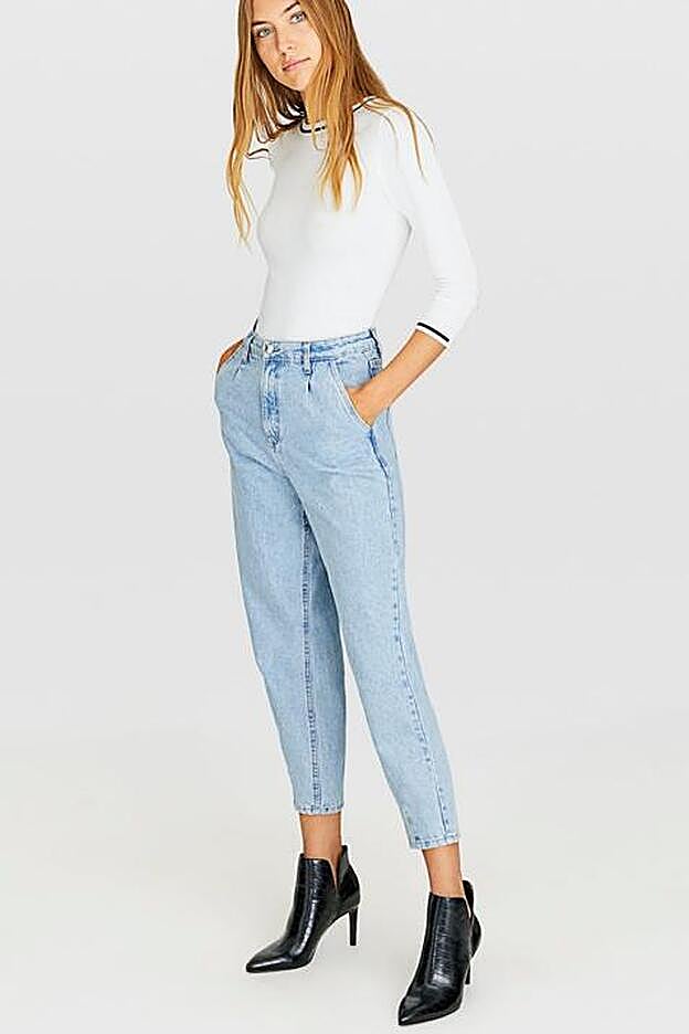 Botines de efecto piel con tacón de 8 cm, de Stradivarius.