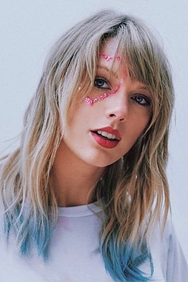 Taylor Swift lleva el corte a capas típico de los años 70 que aporta volumen y movimiento.