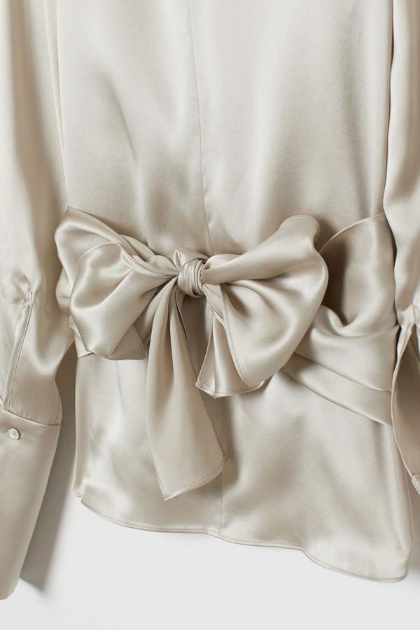 En la parte posterior del top de seda podemos ver la lazada que remata el bajo que se anuda alrededor de la cintura.