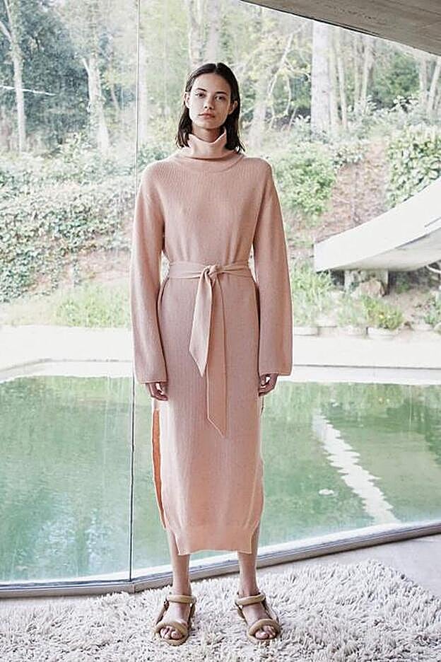 Vestido Knit turtleneck dress - Apricot de Nanushka (330 euros).