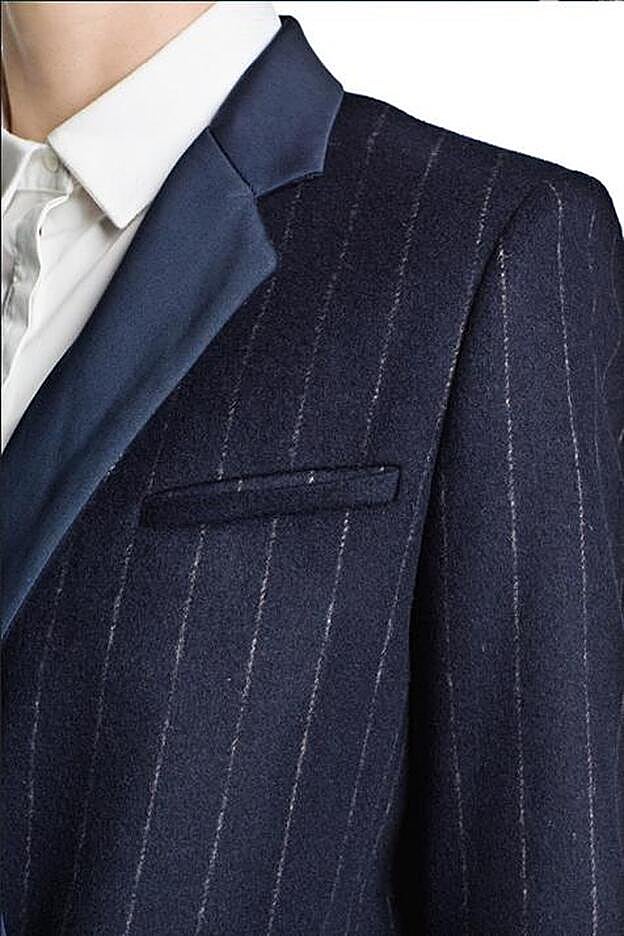 Detalle frontal del abrigo de Mango.