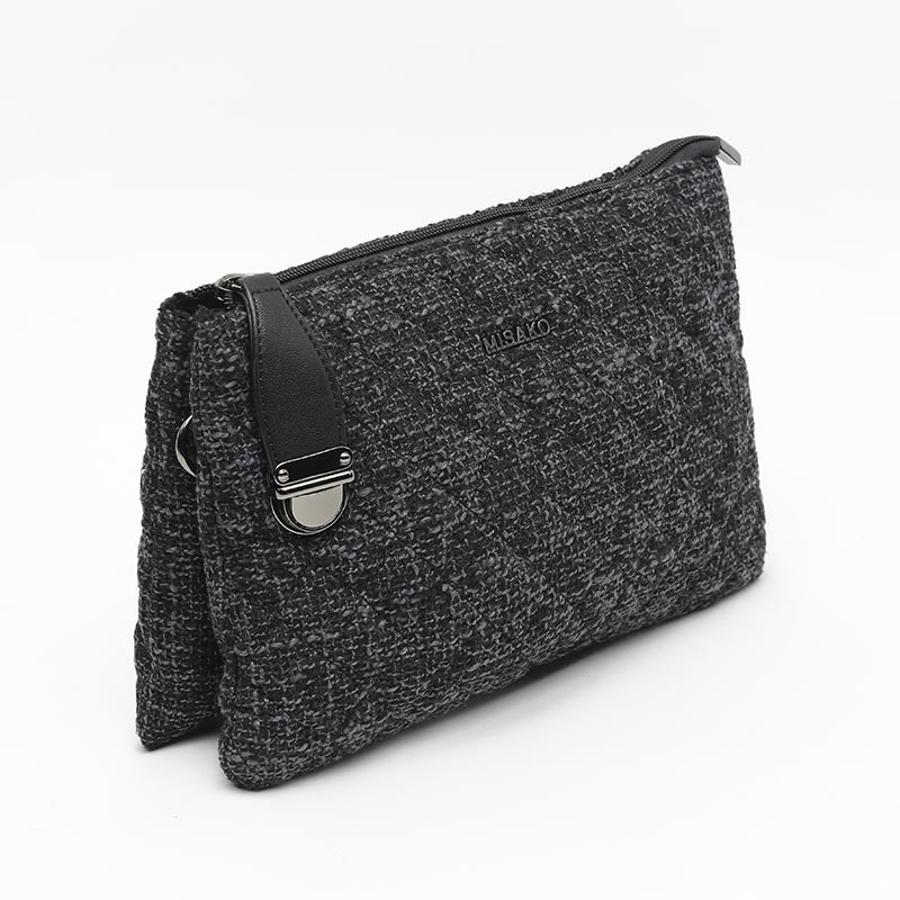 Diseño degradado y compartimento doble para esta propuesta en tonos azulados y negros que también puede convertirse en bandolera. Es de Misako, tiene un original cierre que cae sobre el frontal y cuesta 21,99 euros.