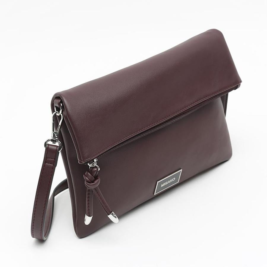 Con un bolsillo trasero para aquello que quieres tener más a mano, esta propuesta de Misako en color burdeos es ideal para las que piden un extra de seguridad ya que el compartimento principal se encuentra protegido por un doble cierre, con clip magnético y cremallera. Cuesta 21,99 euros y también está disponible en mostaza y color negro.