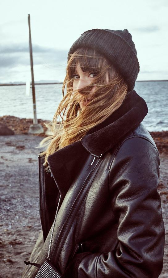 Esta cazadora efecto piel con borreguito de la  colección de Aitana para Stradivarius  (59.99 euros).