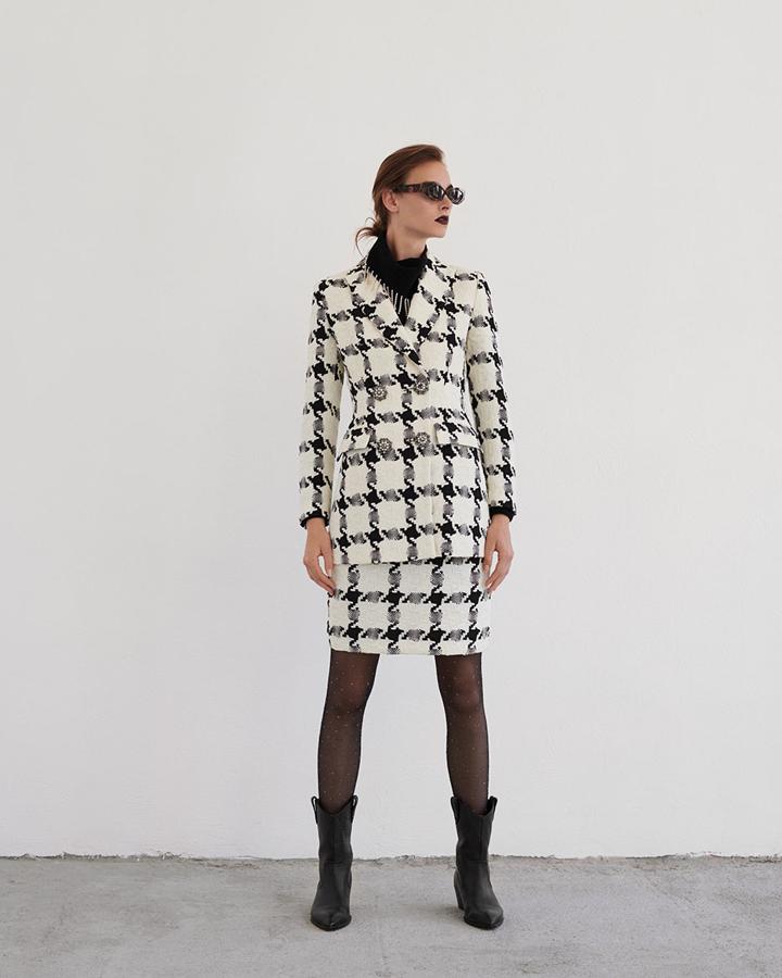 Este traje en tweed 'black&white' de la  nueva colección The Maze de Uterqüe  (179 euros la chaqueta, y 79 euros la falda).
